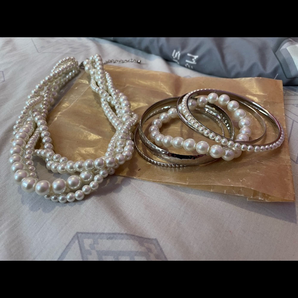 Pearl necklace & bracelet set